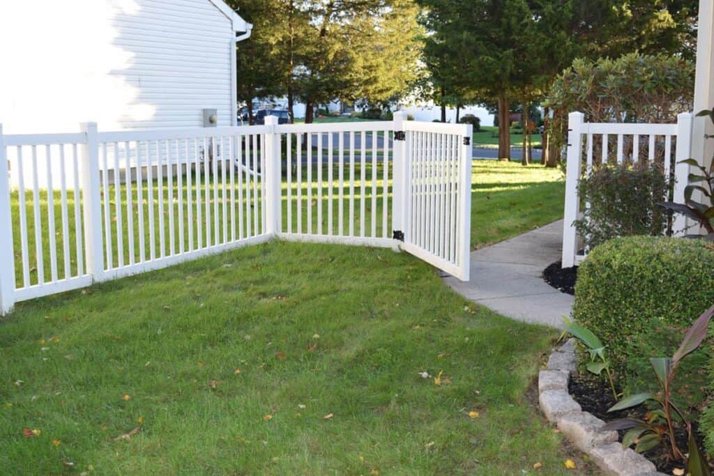 how much does a vinyl fence cost